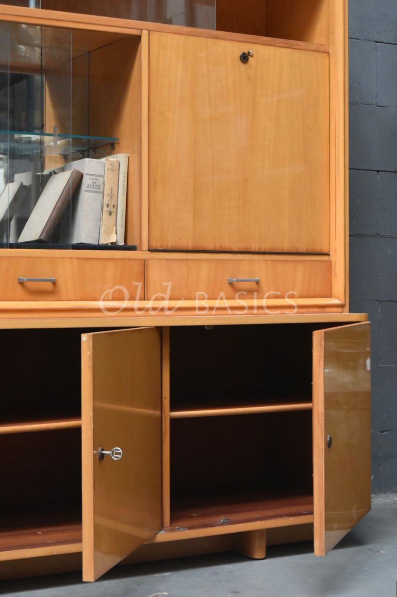 Detail van Vintage kast, naturel, materiaal hout